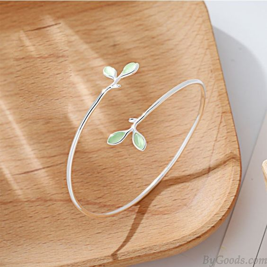 エレガントなオープンリング、魅力的なグリーンリーフデザイン付き