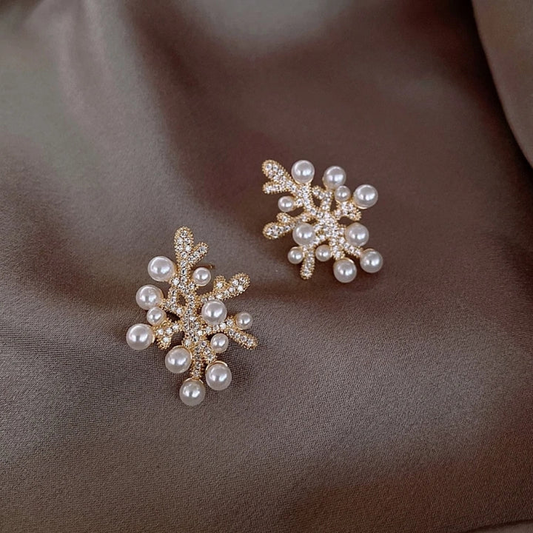 スタイリッシュなコーラルパールのエレガントなイヤリング