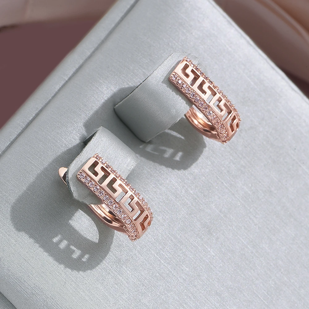 エレガントで繊細なデザインの輝くイヤリング