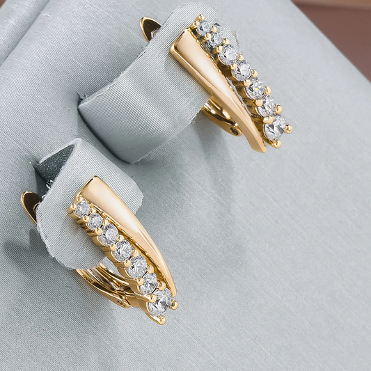 スタイリッシュなジルコニアのインセットが施されたイヤリング