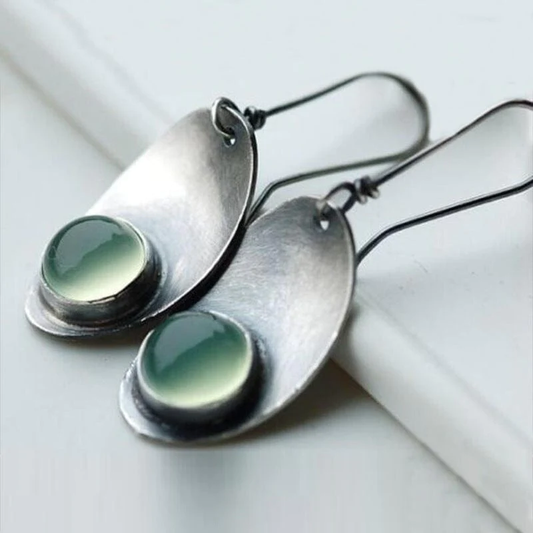 エレガントなヴィンテージイヤリング、高品質のスターリングシルバー製で、きらめく緑のクリスタル付き