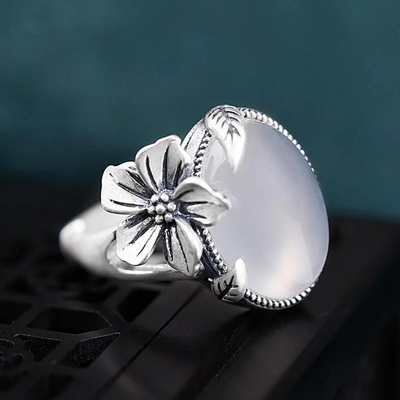 ビンテージシルバーリングと輝くムーンストーン