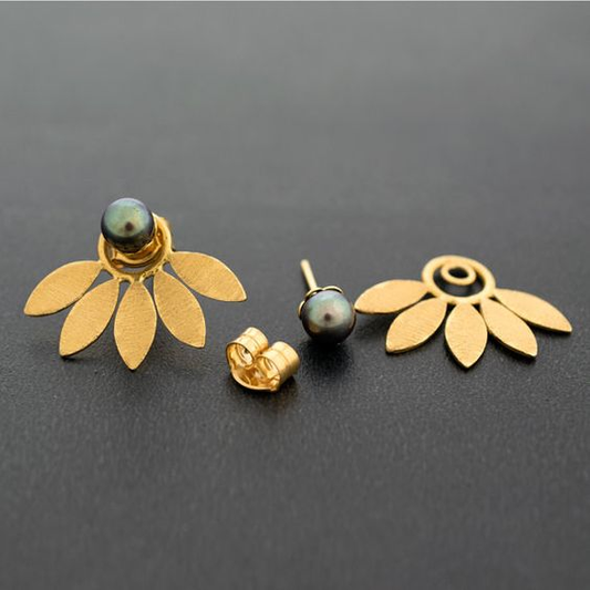 エレガントなヴィンテージダンケルパールイヤリング、ゴールドリーフデザイン付き