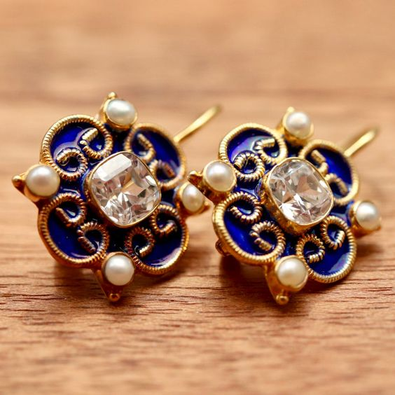 エレガントなブルーのイヤリング、タイムレスなヴィンテージパール付き
